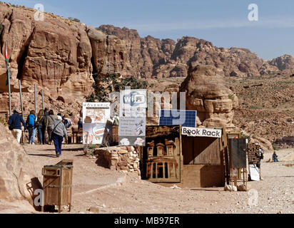 Petra Wadi Musa, Giordania, 9 Marzo 2018: uno stallo con molti segni di rinfreschi, libri e souvenir turistici Foto Stock