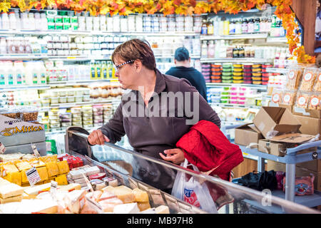 New York, Stati Uniti d'America - 29 Ottobre 2017: Grand Central Market nella città di New York con deli store produrre shop, donna di acquisto del cliente, scegliendo il cibo formaggio, dai Foto Stock