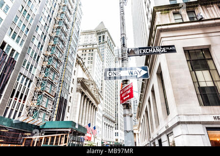 La città di New York, Stati Uniti d'America - 30 Ottobre 2017: scambio posto da Wall Street road sign in NYC Manhattan inferiore distretto finanziario nel centro cittadino, con la costruzione di const Foto Stock