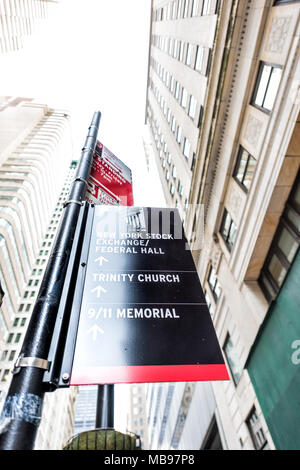 La città di New York, Stati Uniti d'America - 30 Ottobre 2017: dalla borsa di Wall Street edificio segno, 9/11 memorial, Trinity Church di Manhattan NYC finanziario inferiore distri Foto Stock