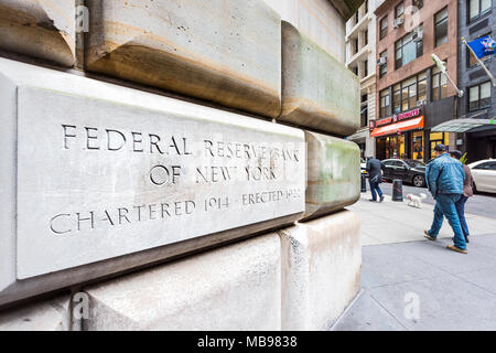 La città di New York, Stati Uniti d'America - 30 Ottobre 2017: Federal Reserve Bank segno closeup nel centro inferiore del distretto finanziario di Manhattan NYC Foto Stock