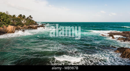 Trasduttore Toco Trinidad e Tobago West Indies ruvida spiaggia mare scogliera panorama di bordo Foto Stock