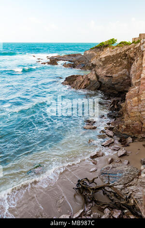 Trasduttore Toco Trinidad e Tobago West Indies ruvida spiaggia mare scogliera vista di bordo Foto Stock