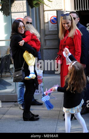 Michelle Hunziker e la sua famiglia celebrare Celeste il terzo compleanno con: Aurora Hunziker-Ramazzotti, Celeste Trussardi, suola Trussardi, Michelle Hunziker Dove: Milano, Italia Quando: 08 Mar 2018 Credit: IPA/WENN.com * * disponibile solo per la pubblicazione in UK, USA, Germania, Austria, Svizzera** Foto Stock