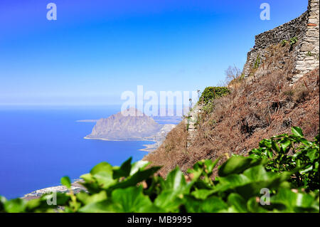 Vista aerea da Erice vicino Trapani (Sicilia) alla Riserva Naturale Orientata Monte Cofano. Antica fortezza collinare veglia sul Mar Tirreno Foto Stock