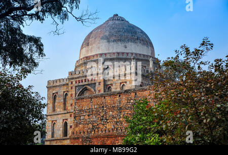 Vista della bara Gumbad (grande cupola) moschea in Lodi Gardens, New Delhi, India. Variopinto edificio quadrato con cupola emisferica contro il cielo blu Foto Stock