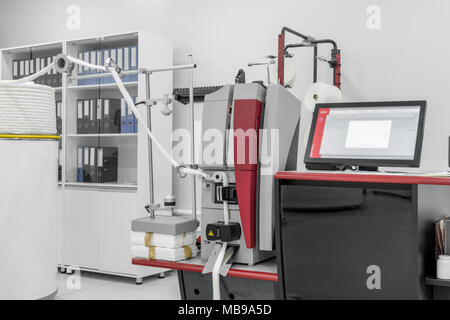 Attrezzature di laboratorio verifica la qualità della fibra di cotone in una fabbrica tessile Foto Stock