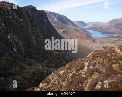 Visualizza in basso il burrone di Black Beck, sotto le balze di Haystacks Warnscale a fondo e Buttermere, con Crummock Water & Mellbreak al di là. Foto Stock