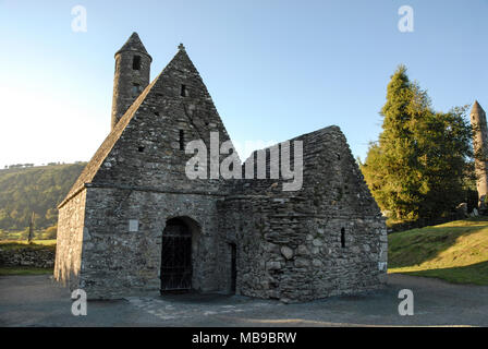 St Kevin’s Church a Glendalough, nella valle di due laghi del parco nazionale delle montagne di Wicklow, Irlanda del Sud. Glendalough è rinomata per la sua Foto Stock