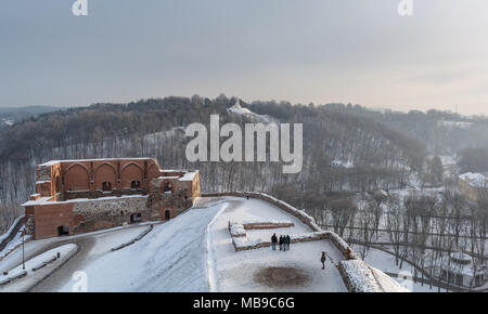 Visualizzare per i ruderi del mastio del castello superiore e la Collina delle Tre Croci da Gediminas Castle sulla gelida giornata invernale Foto Stock