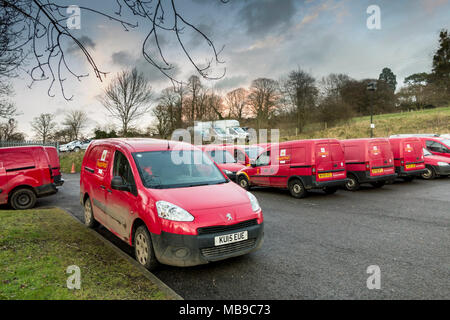 Royal Mail rosso consegna mini furgoni parcheggiati in ufficio di smistamento car park, Regno Unito Foto Stock