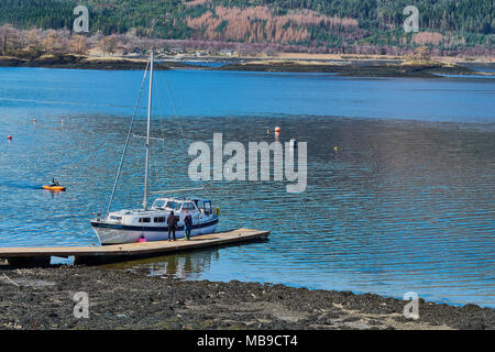 Scozia Loch Leven Sailboat entrando in porto Foto Stock