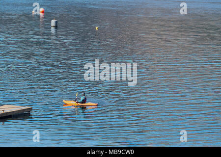 Scozia Loch Leven uomo canottaggio kayak nel lago Foto Stock