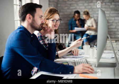 Giovani architetti che lavorano sul progetto in ufficio Foto Stock