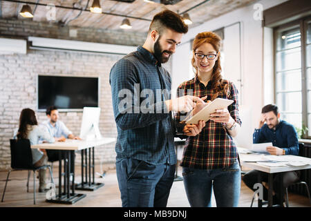 Ritratto di architetti avendo discussioni in ufficio Foto Stock