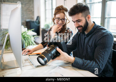 Due giovani designer che lavorano in ufficio moderno Foto Stock