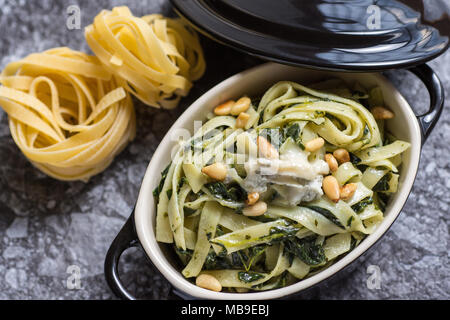 Pasta Tagliatelle verdi con baby spinaci, formaggio Gorgonzola e pinoli Foto Stock