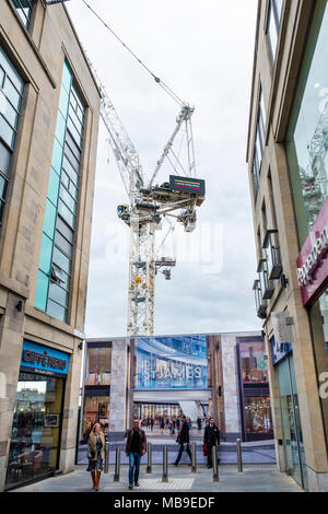 Vista di gru a torre in cantiere di nuovi retail e lo sviluppo commerciale presso ex St James centre di Edimburgo, in Scozia, Regno Unito Foto Stock