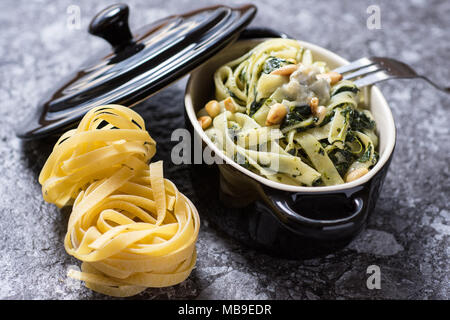 Pasta Tagliatelle verdi con baby spinaci, formaggio Gorgonzola e pinoli Foto Stock