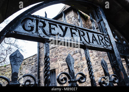 Dettaglio delle antiche porte di ingresso al cimitero di Greyfriars nella Città Vecchia di Edimburgo, Scozia, Regno Unito Foto Stock