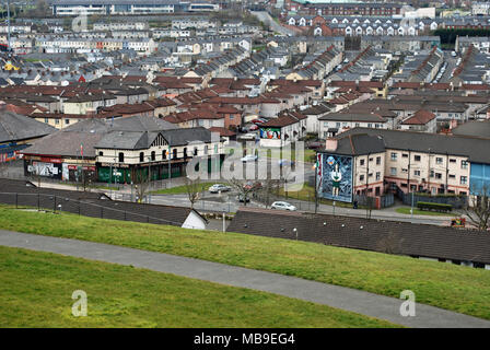 Vista del Bogside da Derry City Walls. La maggioranza cattolica/area repubblicana della città, è stato un punto focale di molti eventi durante la 'problemi'. Foto Stock