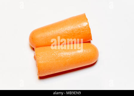 Due orange i tappi per le orecchie su sfondo bianco Foto Stock