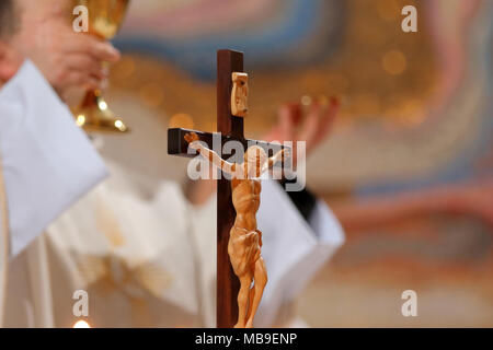 Sacerdote celebrare la santa messa presso la chiesa e il posto vuoto per il testo Foto Stock