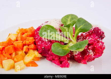 Risotto con barbabietola rossa su uno sfondo bianco Foto Stock