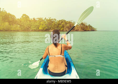 Donna in kayak in mare Foto Stock