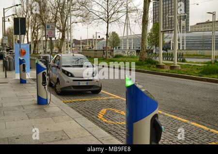 Torino, Italia, Piemonte Aprile 08 2018. Electric autonoleggio, parcheggio con la ricarica rapida punti. Foto Stock