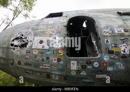 Abbattuto Douglas C-47b Dakota a abbandonato aerodromo militare della ex Iugoslavia Air force in Croazia Foto Stock