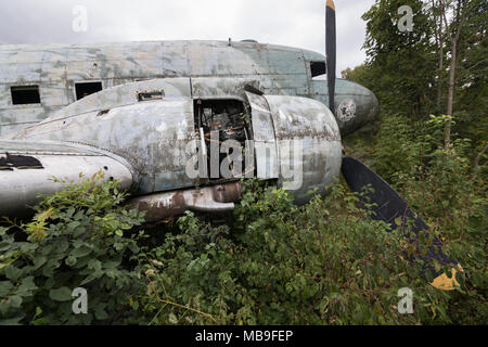 Abbattuto Douglas C-47b Dakota a abbandonato aerodromo militare della ex Iugoslavia Air force in Croazia Foto Stock