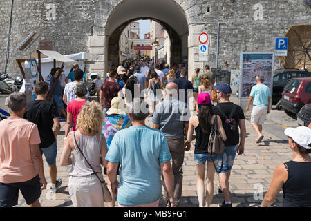 La gente che camminava per la porta della città al vecchio interna della città di Zadar, Croazia Foto Stock