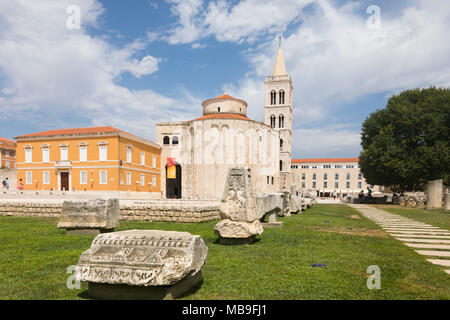 Antica archeologica si trova di fronte la chiesa di San Donato chiesa, Zadar, Croazia Foto Stock