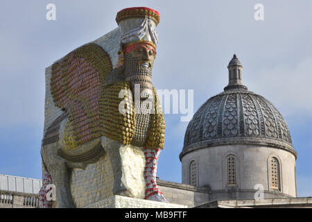 " Il nemico invisibile non dovrebbero esistere' scultura di Michael Rakowitz, Trafalgar Square, Londra. Regno Unito Foto Stock