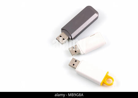 Unità Flash USB su uno sfondo bianco, stick di memoria USB isolato su bianco. Foto Stock