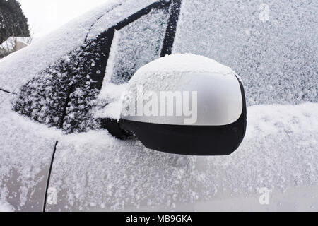 Close-up di un'auto specchietto laterale e la finestra ricoperta di neve - Giovanni Gollop Foto Stock