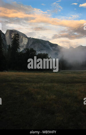 Bel mattino ora su un prato in Yosemite Valley con la famosa in tutto il mondo di arrampicata roccia El Capitan e Half Dome Foto Stock
