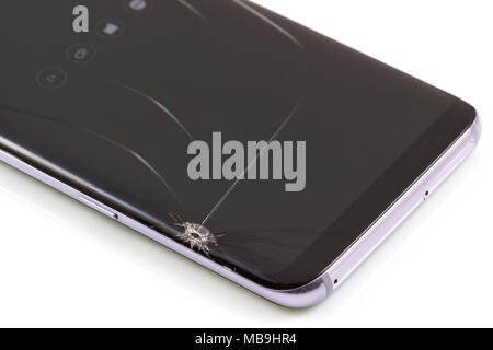 Moderno nero & nuovi touch screen smartphone con schermo rotto isolati su sfondo bianco. Foto Stock
