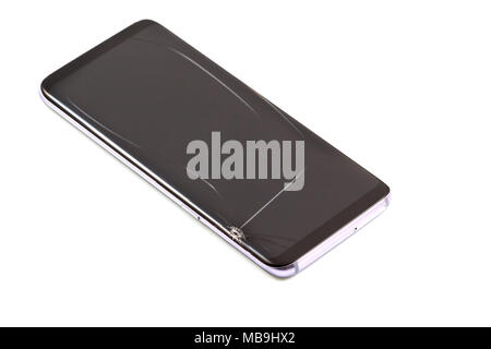 Nuova e moderna smartphone con schermo presenta crepe, touch screen smartphone con schermo rotto isolati su sfondo bianco, con percorso di clipping. Foto Stock