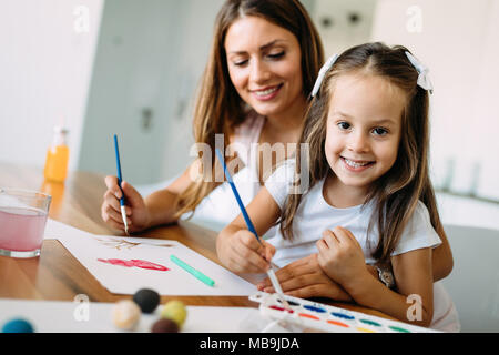 La famiglia felice avente tempo di divertimento a casa Foto Stock
