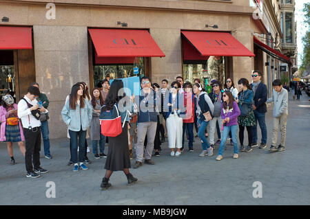 Un gruppo di turisti asiatici in un tour di Barcellona con guida turistica a la Pedrera, Barcellona, Spagna Foto Stock