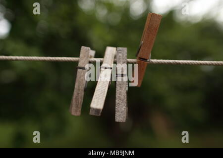 Ancora la vita di vestiti in legno pioli impiccato sulla fune Foto Stock