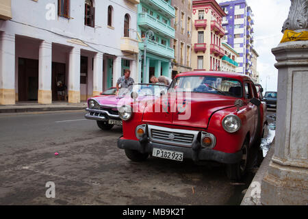 L'Avana, Cuba - gennaio 22,2017: decadimento e edifici rinnovati sulla strada principale nella vecchia città dell'Avana, Cuba Foto Stock