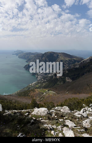 Magnifiche vedute lungo la Costiera Amalfitana dal Monte Tre Calli, con Positano e Capri in lontananza Foto Stock