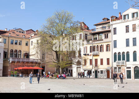 Campo San Polo, San Polo, Venezia, Veneto, Italia in primavera con i locali veneziani andando sulla vita quotidiana rilassante sotto il sole Foto Stock