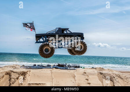 Monster Truck Jumping metà aria Foto Stock