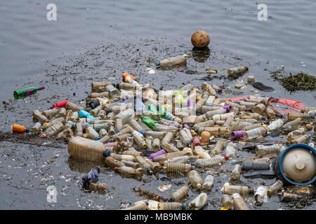 Rifiuti uso singole bottiglie in plastica visto galleggianti nell'acqua a Cardiff Bay, Wales, Regno Unito. Foto Stock