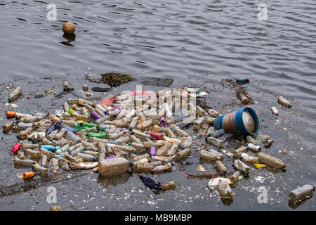 Rifiuti uso singole bottiglie in plastica visto galleggianti nell'acqua a Cardiff Bay, Wales, Regno Unito. Foto Stock