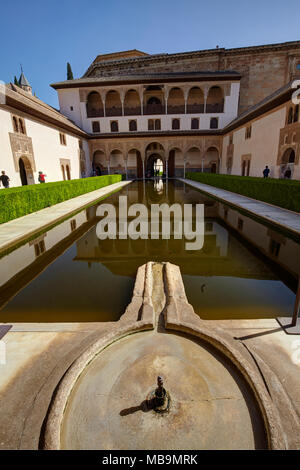 Patio de la alberca in Nasrid palace, Complesso Alhambra di Granada, Andalusia, Spagna Foto Stock